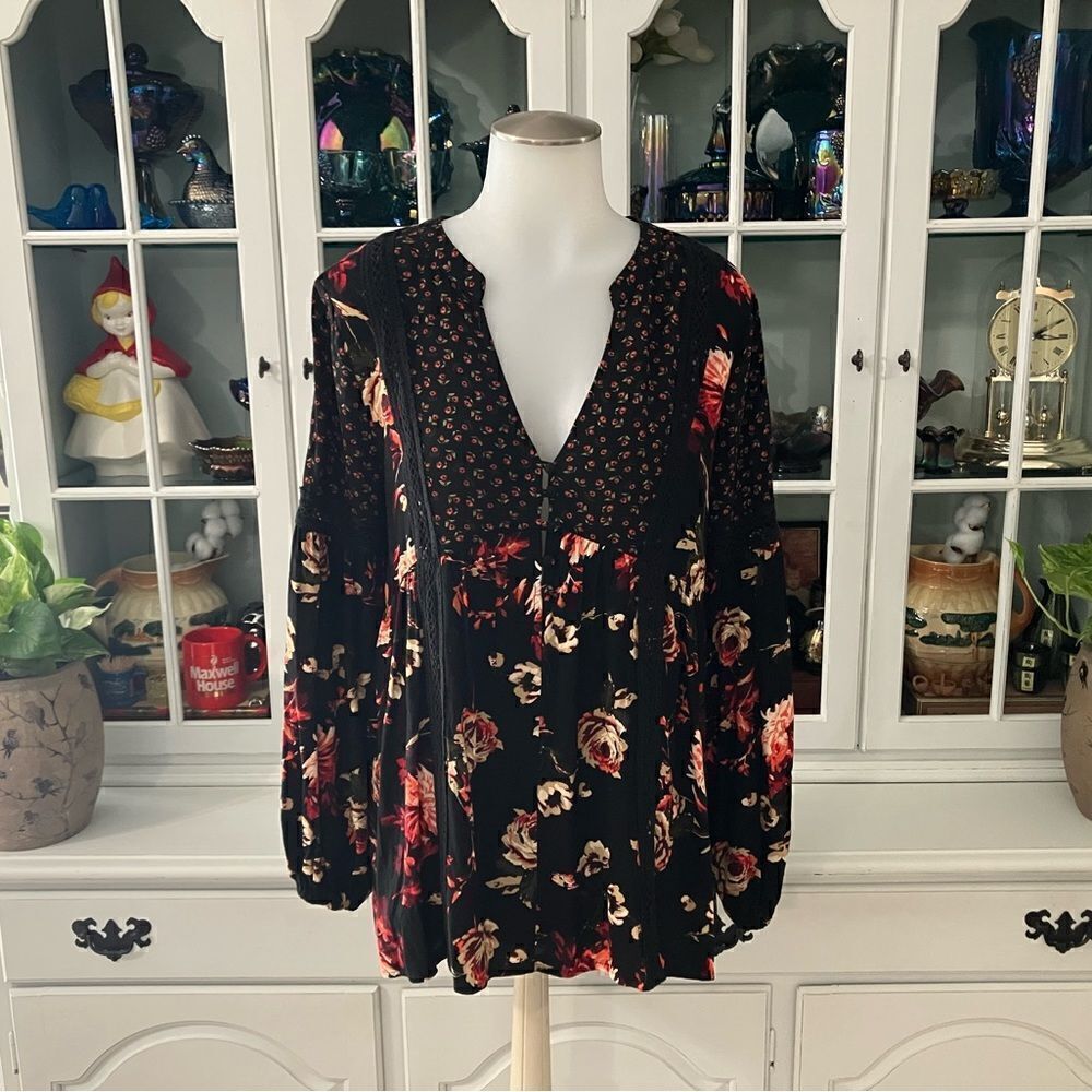 Black Floral Rose Tunic Size Small Melrose and Market